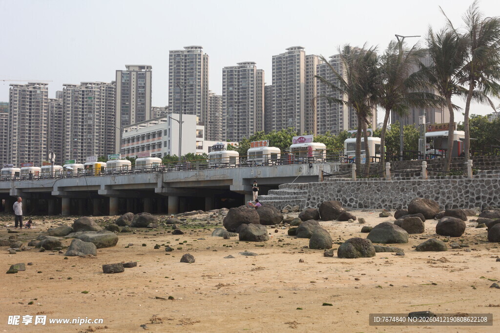湛江海滨城市沙滩与高楼景观
