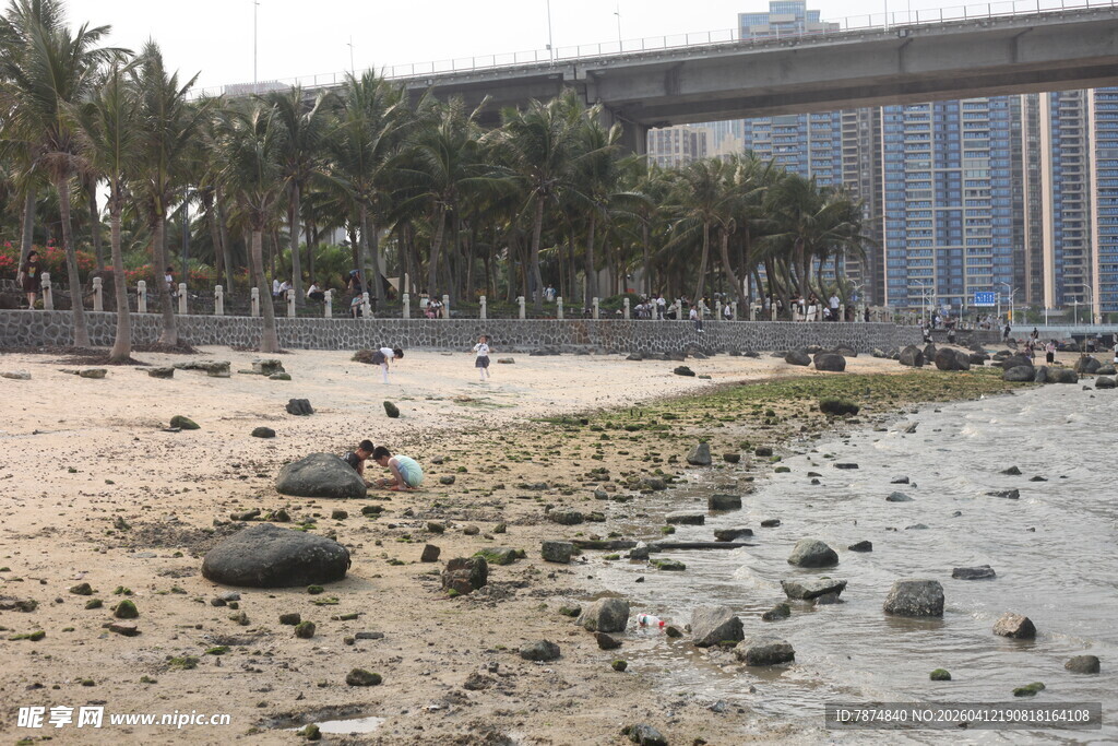 湛江海滨沙滩旁的现代建筑景观