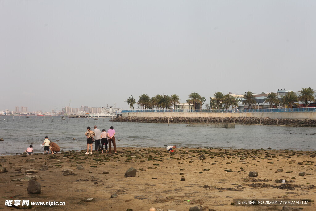 湛江海边沙滩上的休闲场景