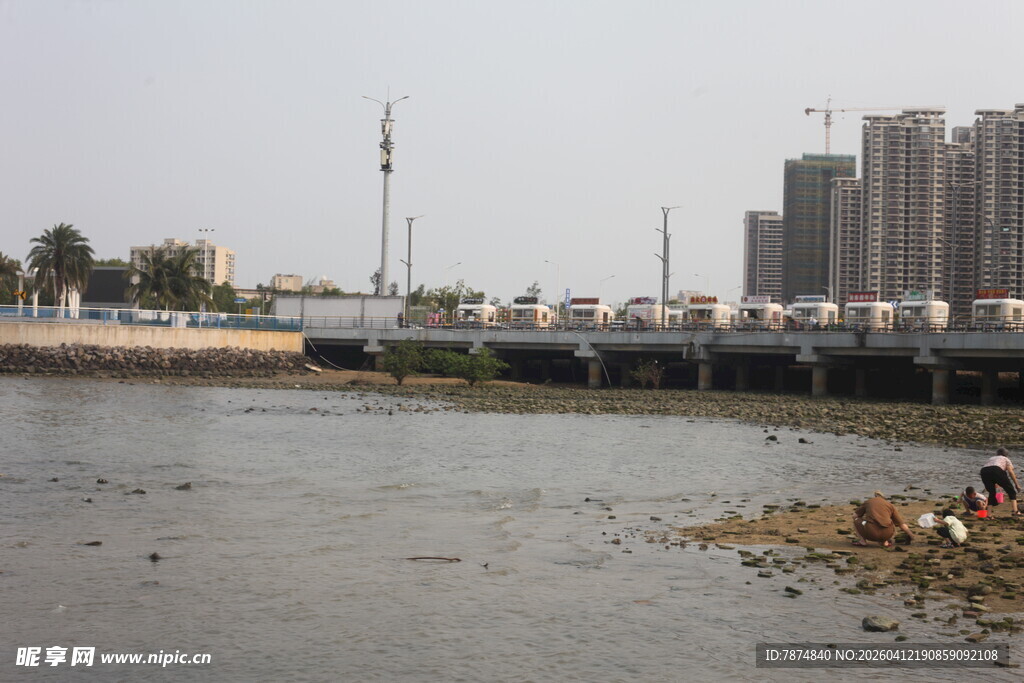 湛江河边景象 有人在岸边活动
