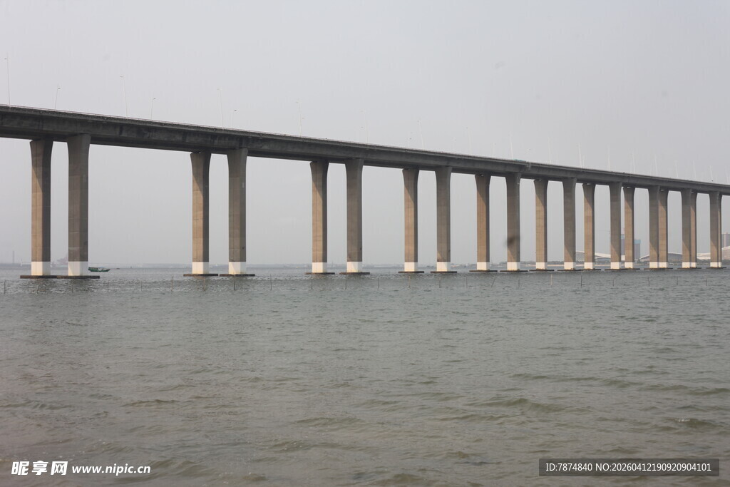 湛江海上长桥横跨辽阔水域