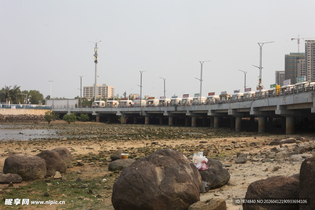 湛江河边石桥下的自然景致