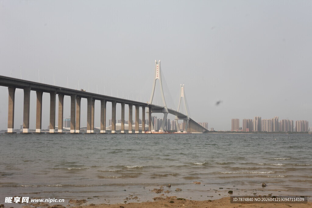 湛江跨海大桥横跨海面景象