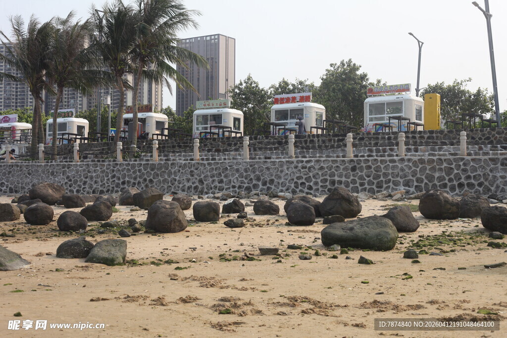 湛江沙滩上的石头与远处车辆