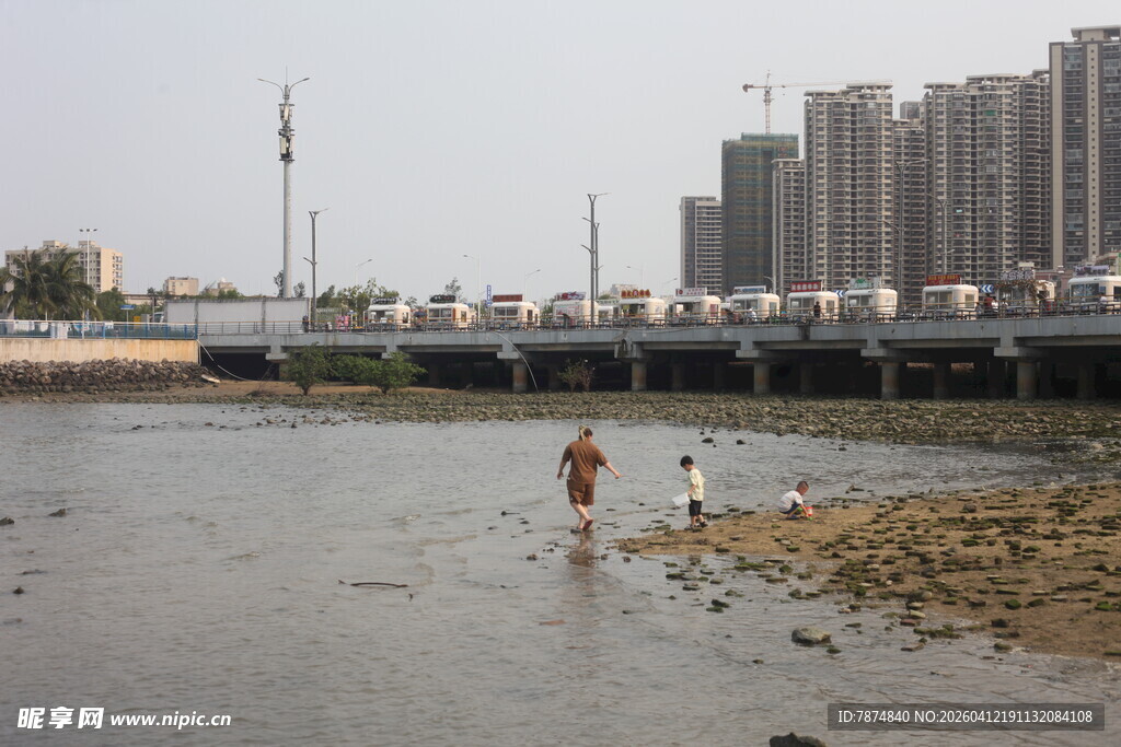 湛江河边戏水的人们