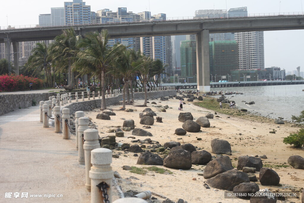 湛江海滨步道旁的石景与城市风光