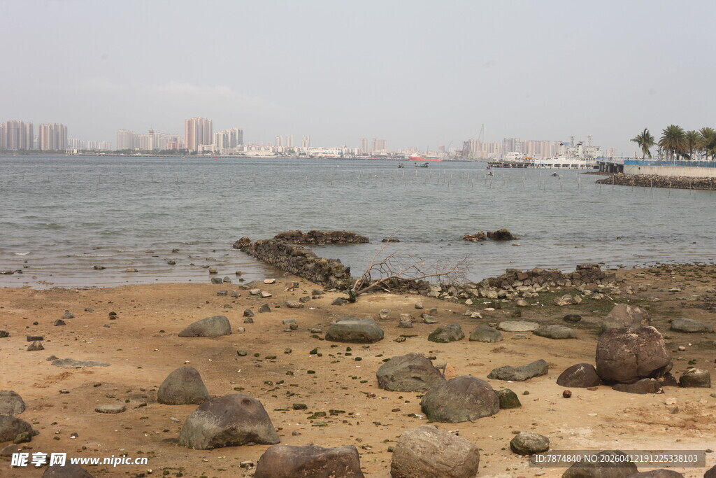 湛江海边沙滩与远处水域景观
