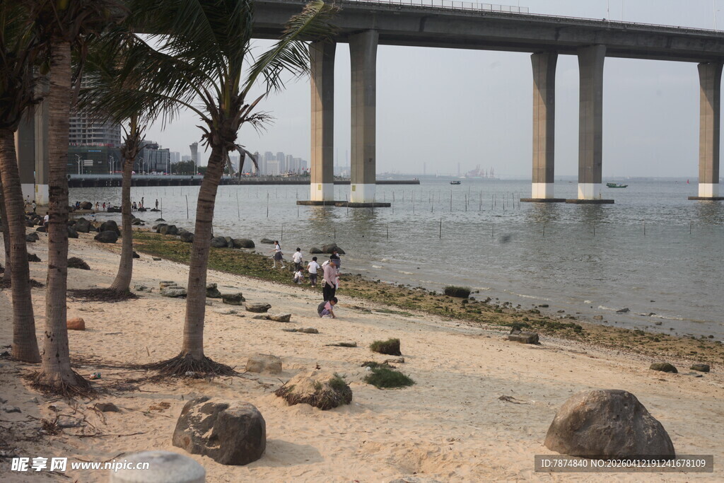 湛江海滨大桥下的静谧沙滩