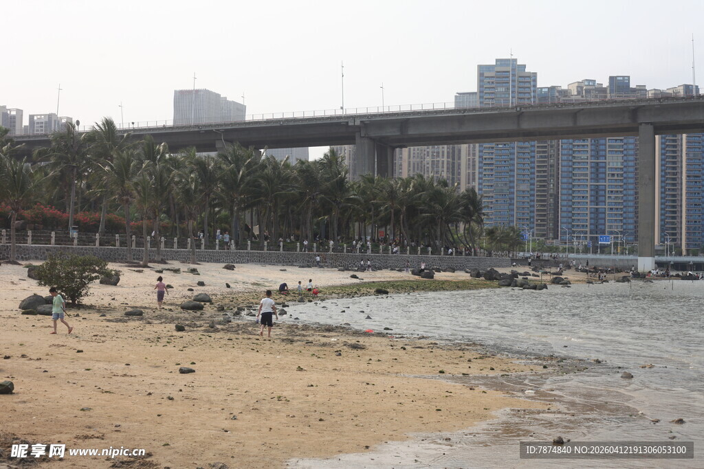 湛江城市边的河岸沙滩风景