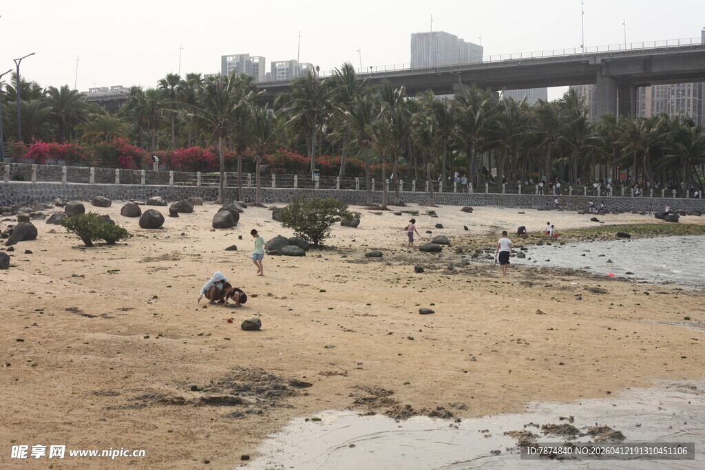 湛江沙滩上的休闲人群与景象