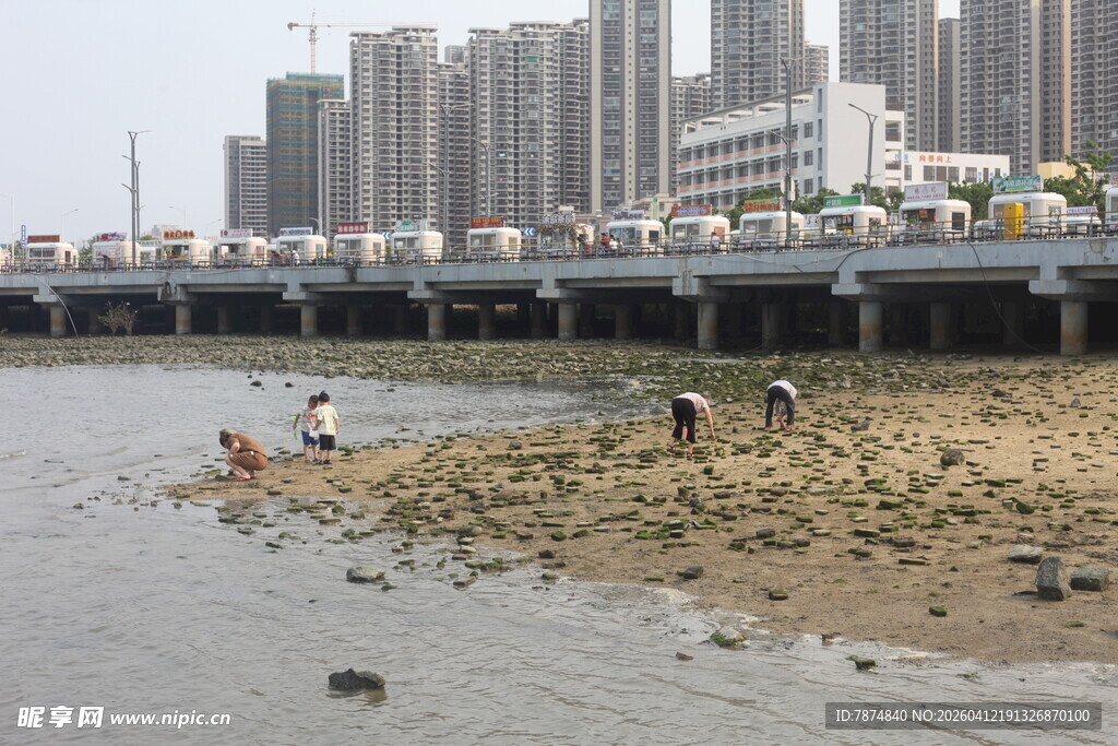 湛江城市河畔的休闲场景