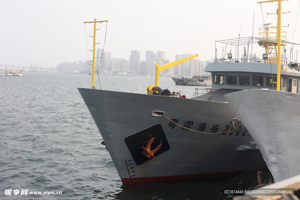 湛江渔船停泊于海面