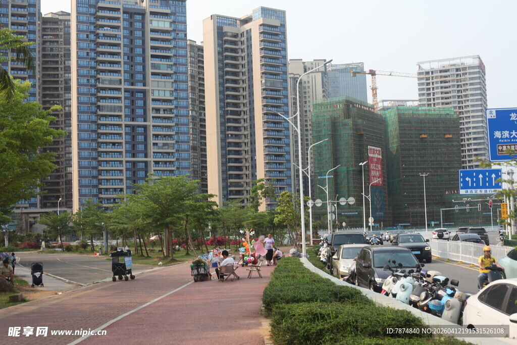 湛江城市街道旁的高楼与行人