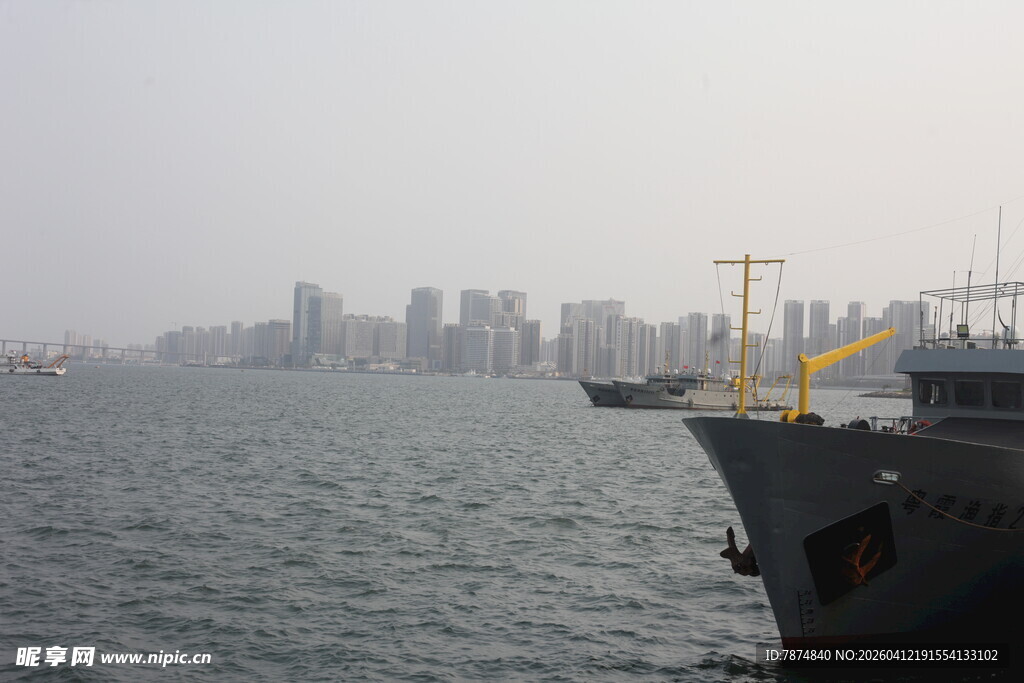湛江海上船只与远处城市景观