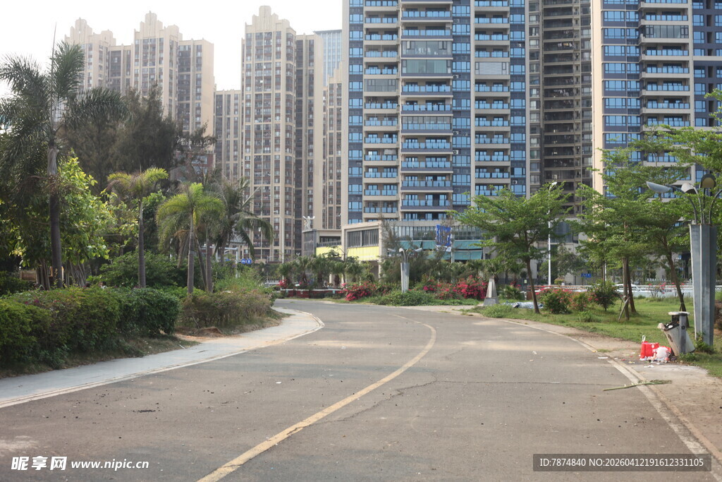 湛江城市道路旁的高楼景观