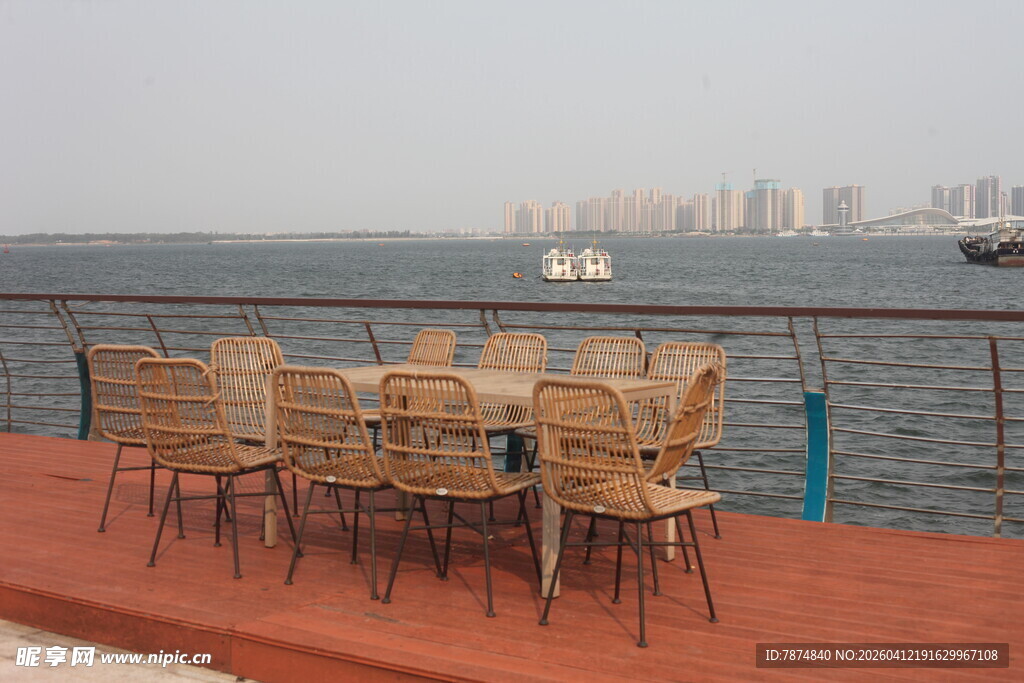 湛江海边户外休闲桌椅景观