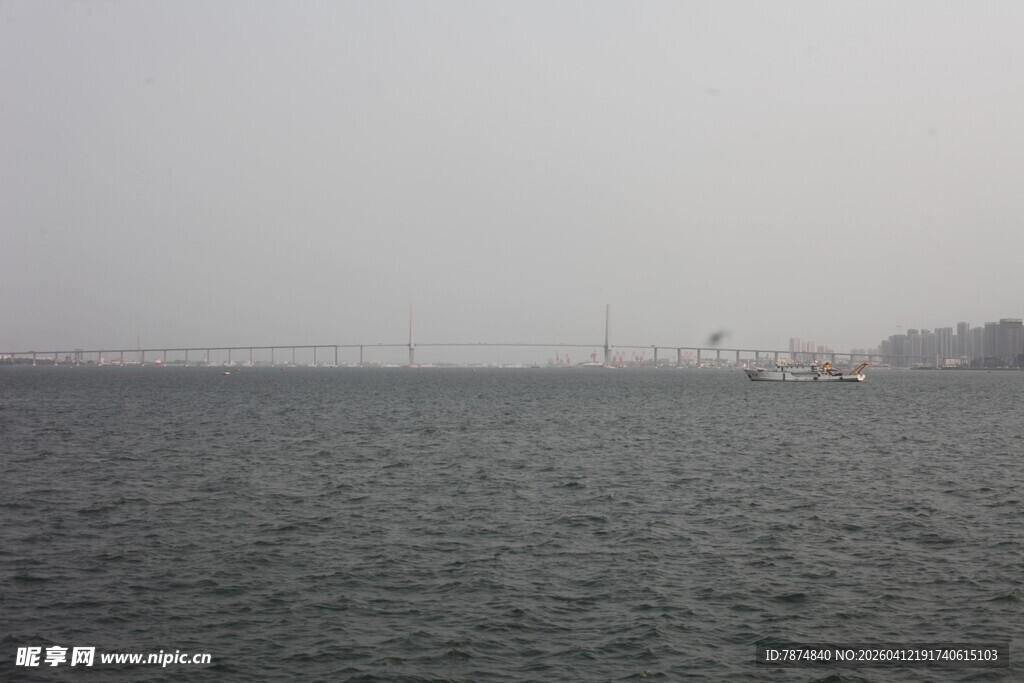 湛江平静海面与远处船只景象