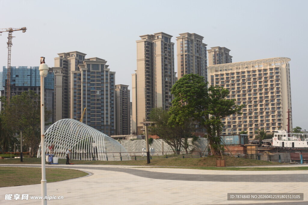 湛江城市景观 高楼与绿地