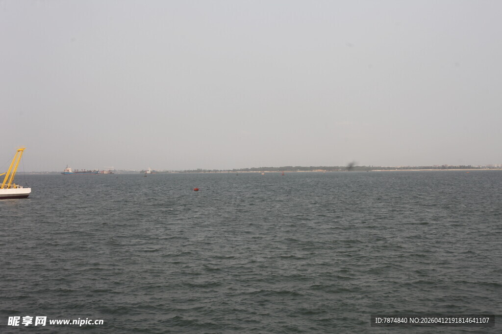 湛江海上帆船景色