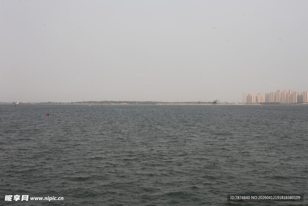 湛江广阔海面与远处建筑景观