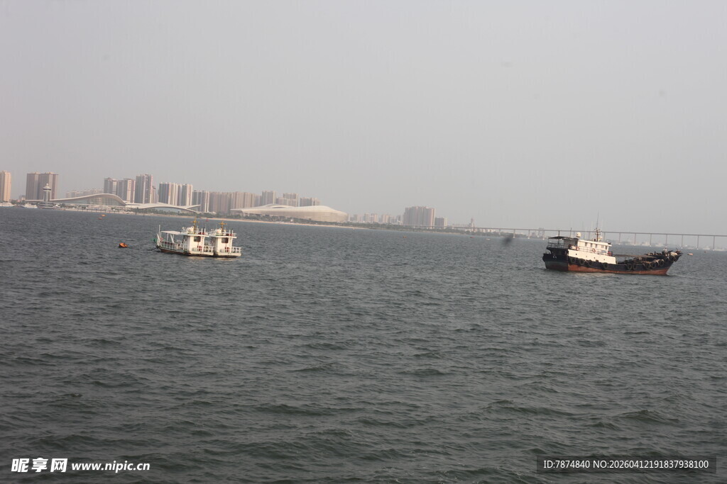 湛江海上船只与远处城市景观
