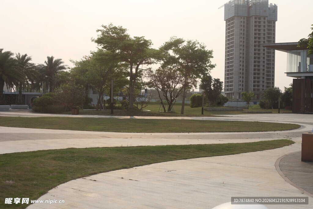 湛江城市公园中的休闲步道景观