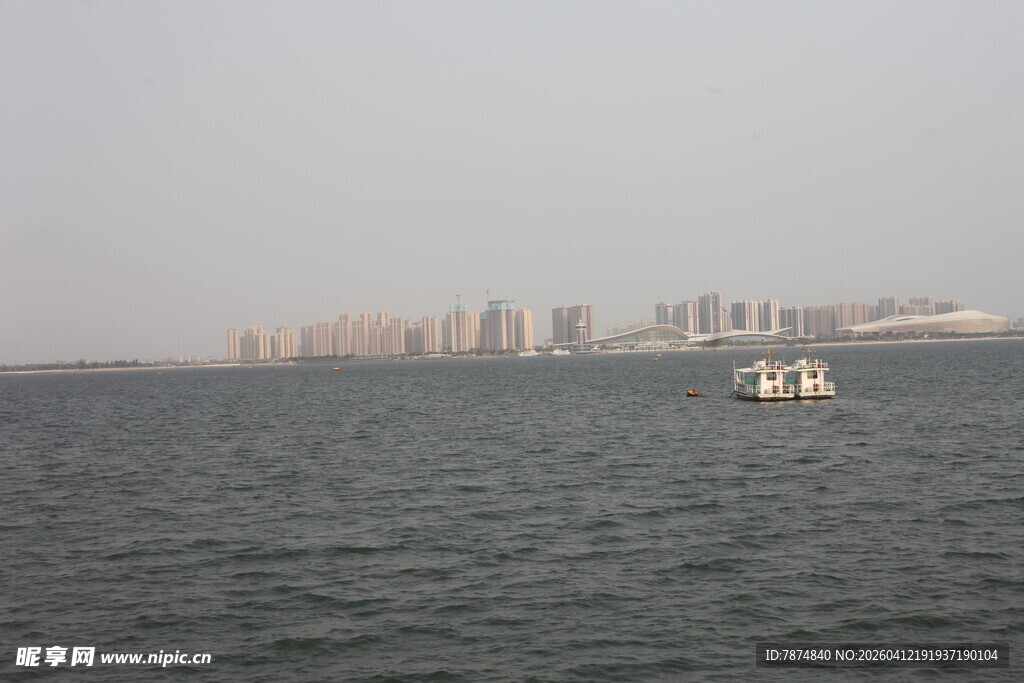 湛江海上城市景观与船只