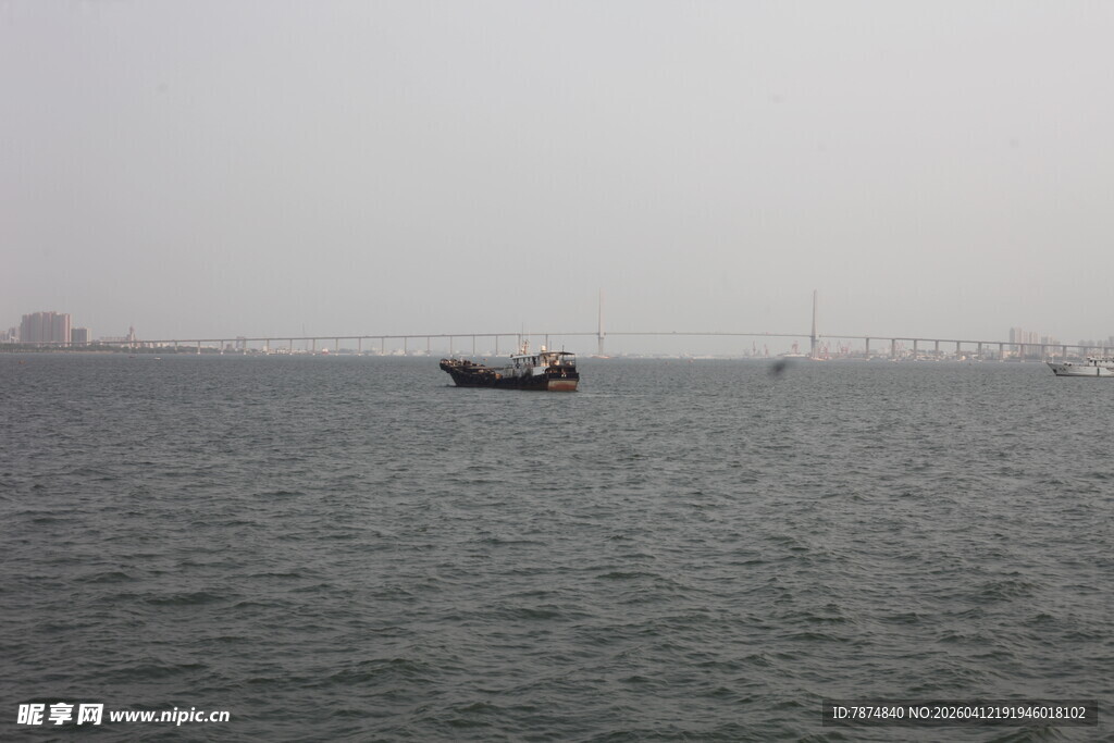湛江海上孤舟 浩渺水域之景