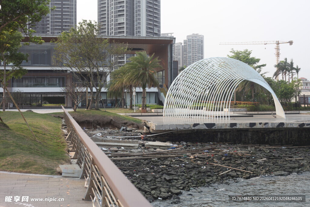 湛江城市河畔的独特透明景观
