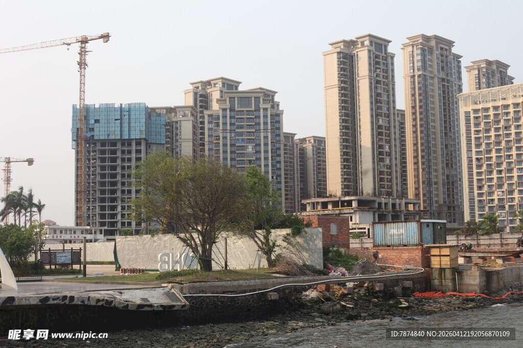 湛江城市河畔高楼建筑群