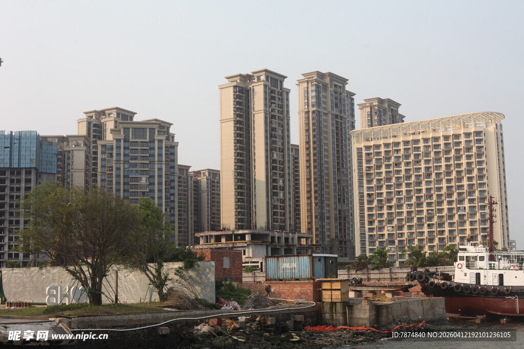 湛江河畔高楼林立的城市景观