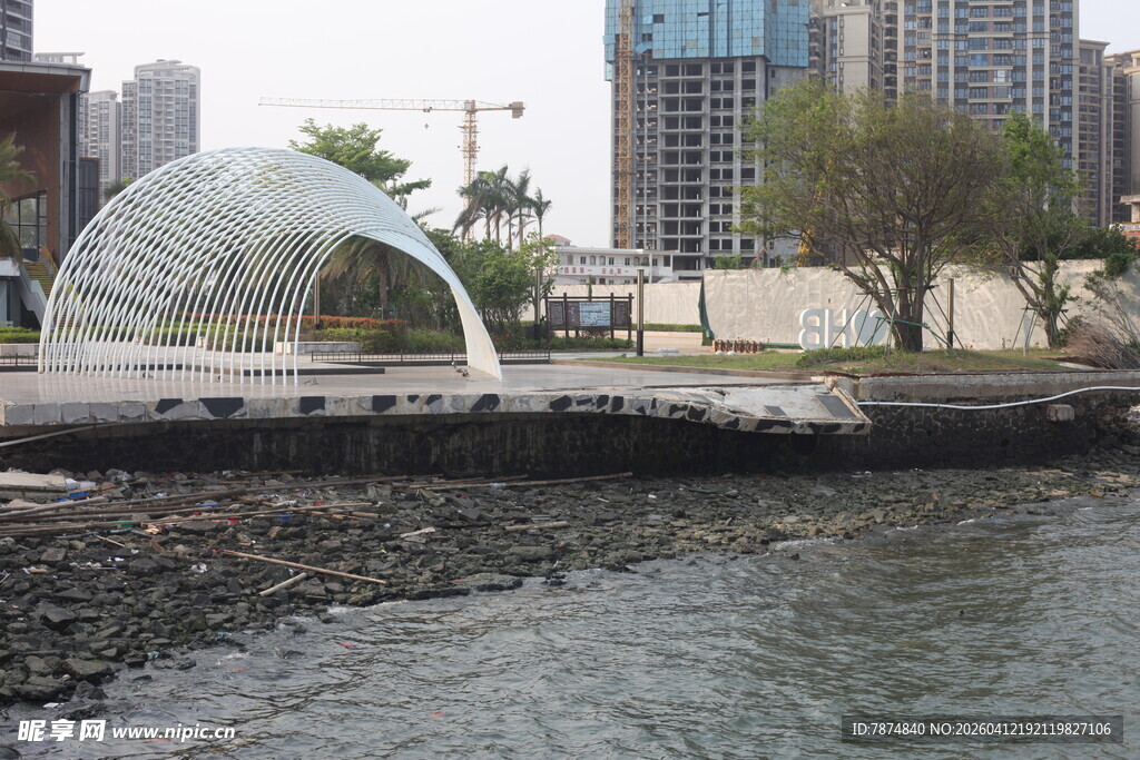 湛江城市河畔的现代半球形建筑