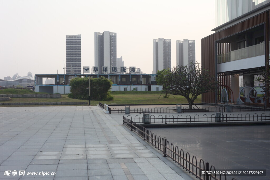 湛江城市广场与远处高楼景观