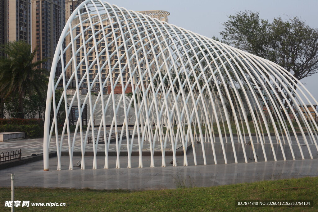 湛江现代艺术金属拱形雕塑