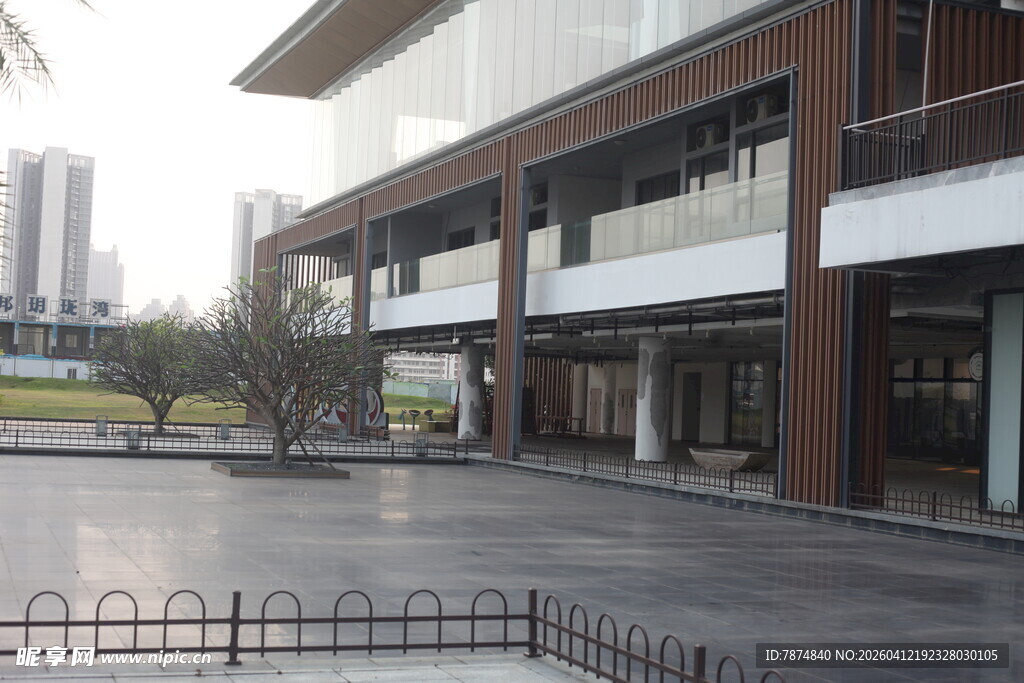 湛江校园建筑前的开阔空地