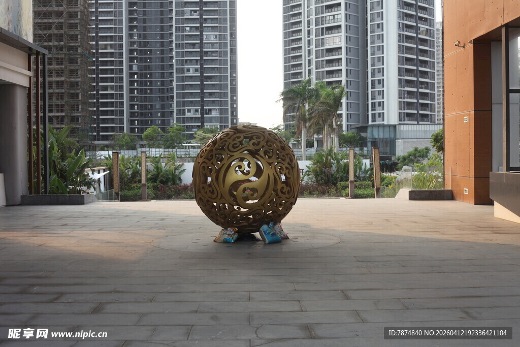 湛江城市广场中的金属球形雕塑