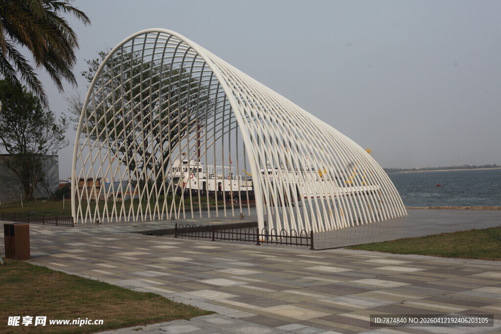 湛江湖畔白色拱形景观建筑
