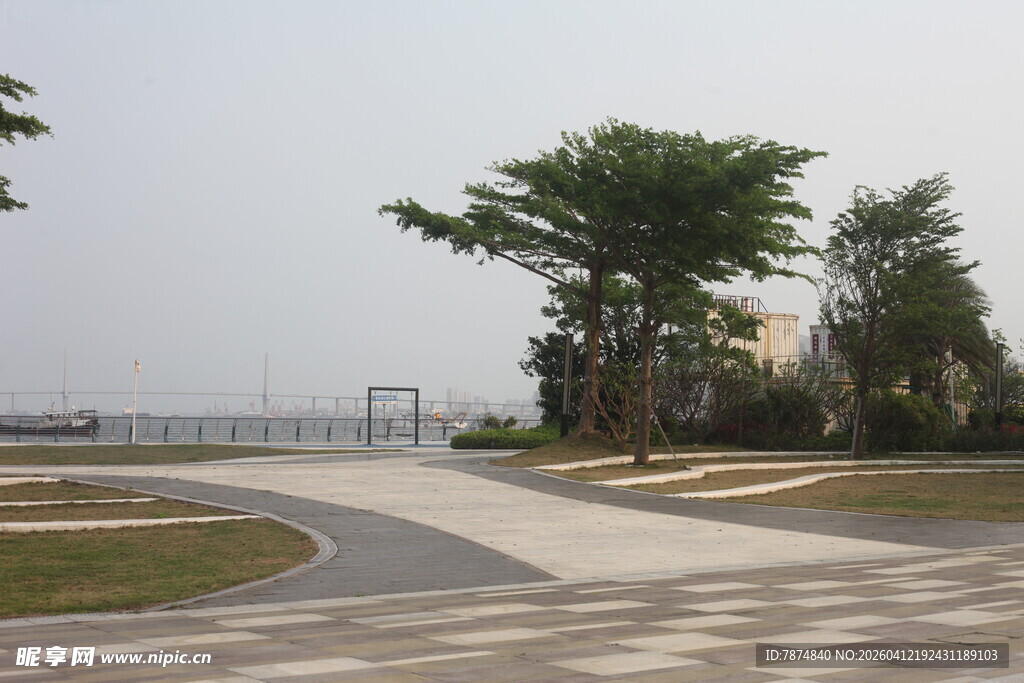 湛江海滨公园的休闲步道景观