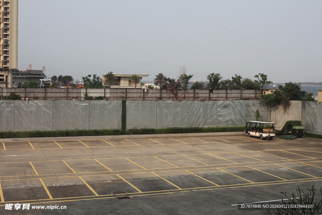 湛江空旷停车场及周边景象