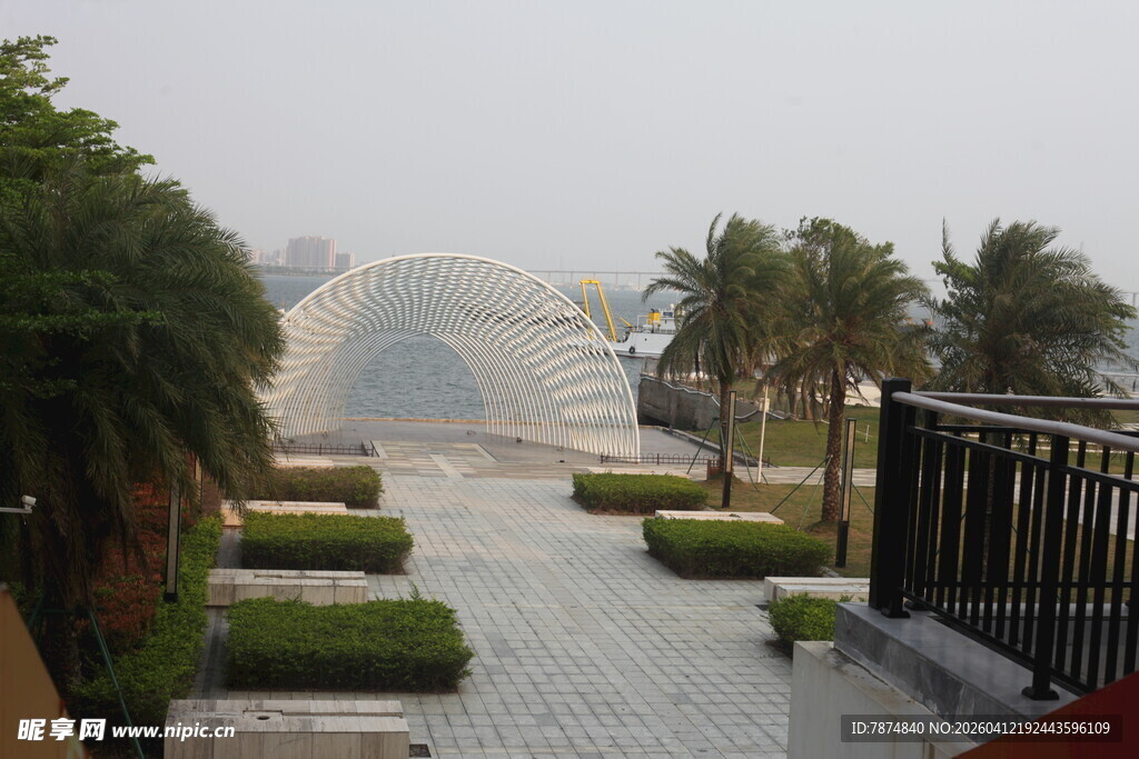 湛江园林景观中的绿植与步道