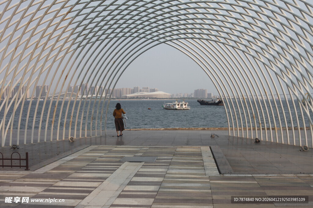 湛江海边拱形通道下的独行者