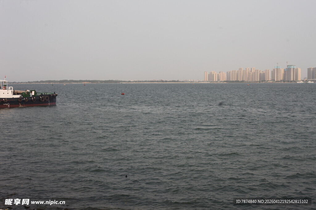 湛江海上船只与远处城市景观