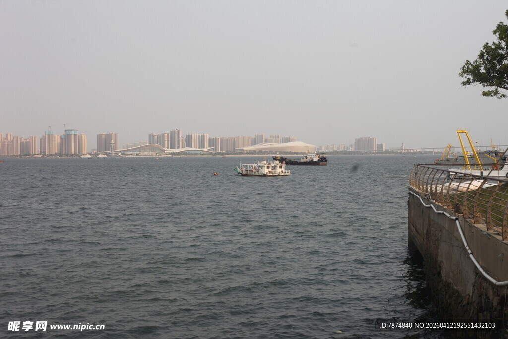 湛江海滨城市风景 船只与岸景