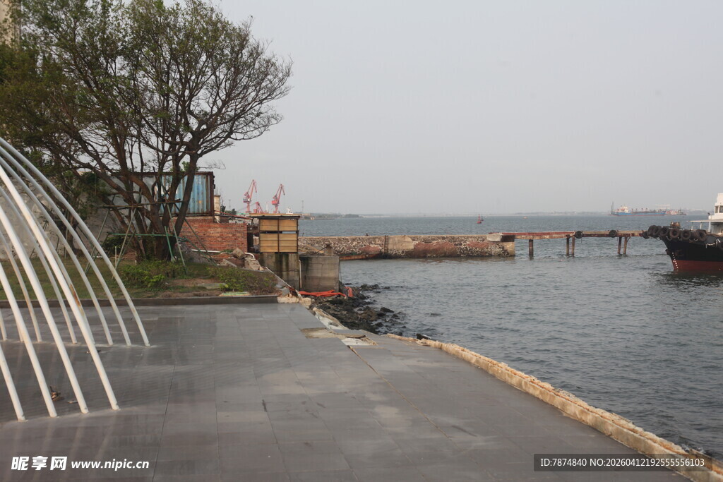 湛江海滨步道与水上船只景观
