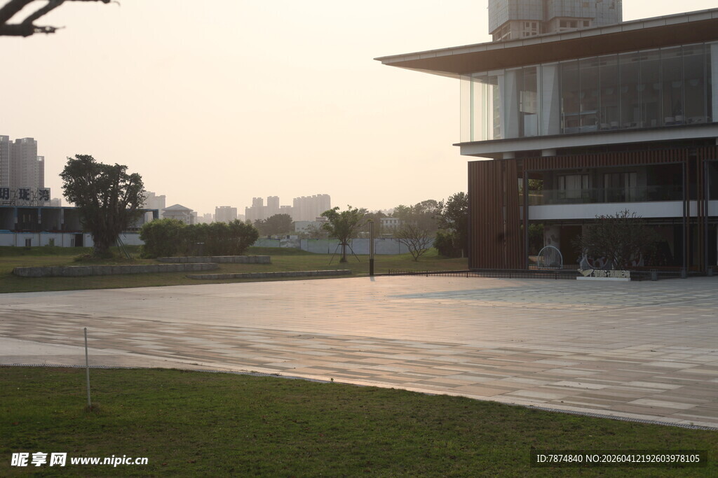 湛江黄昏下的现代建筑与草坪