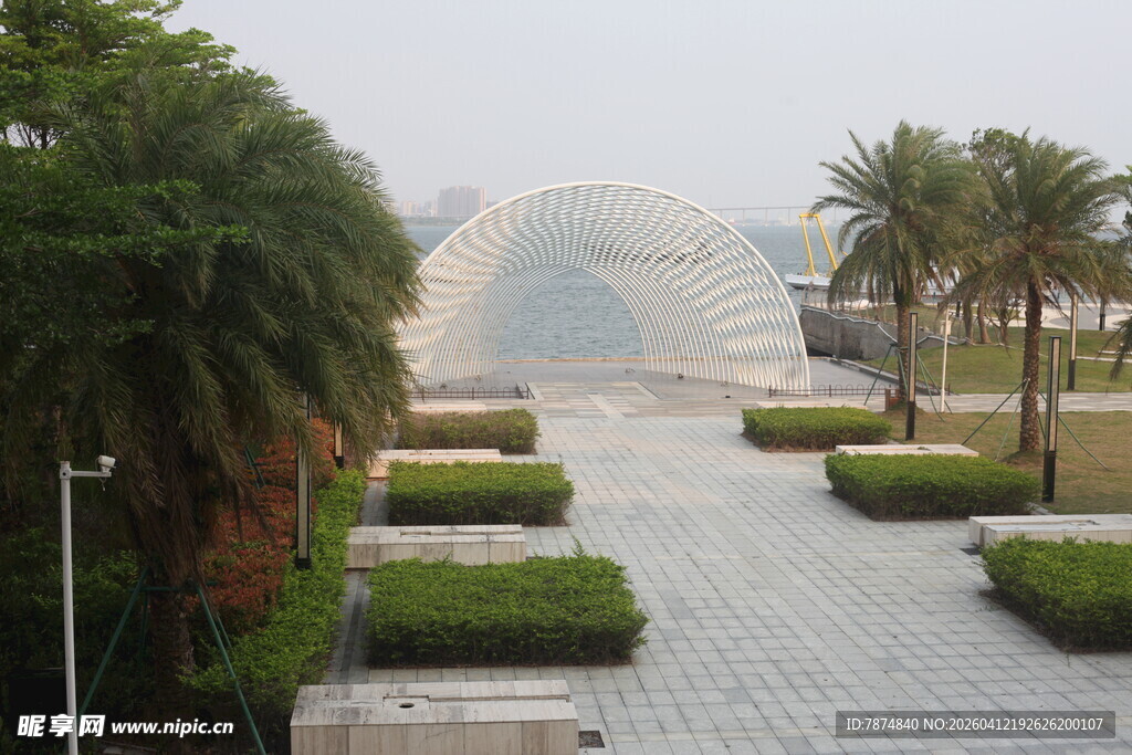 湛江现代建筑旁的绿植景观道