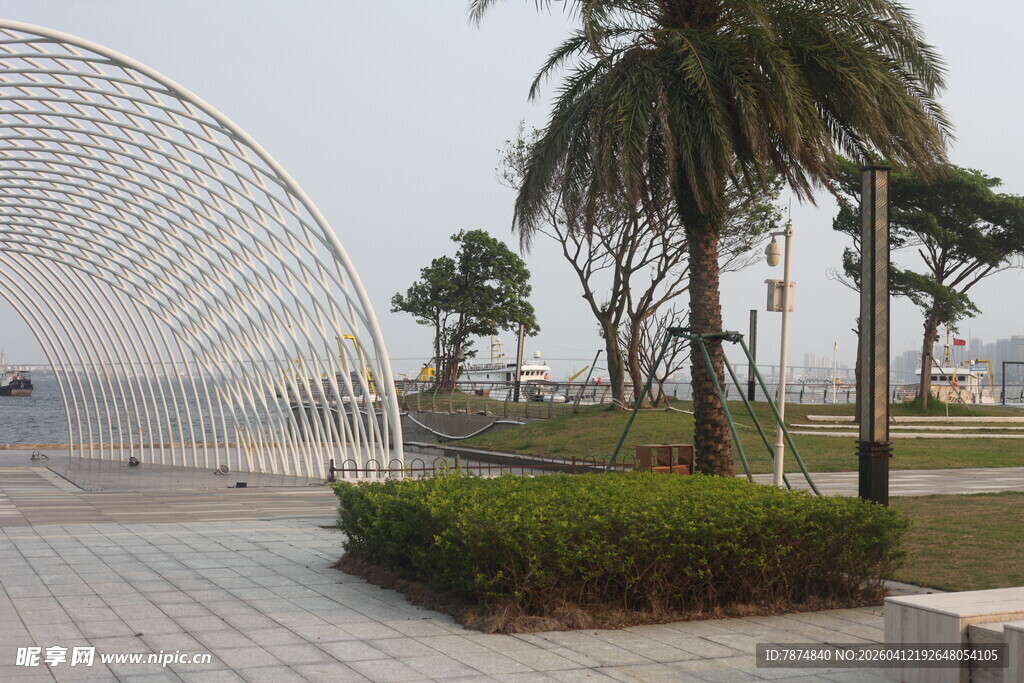 湛江海滨广场弧形建筑与绿植