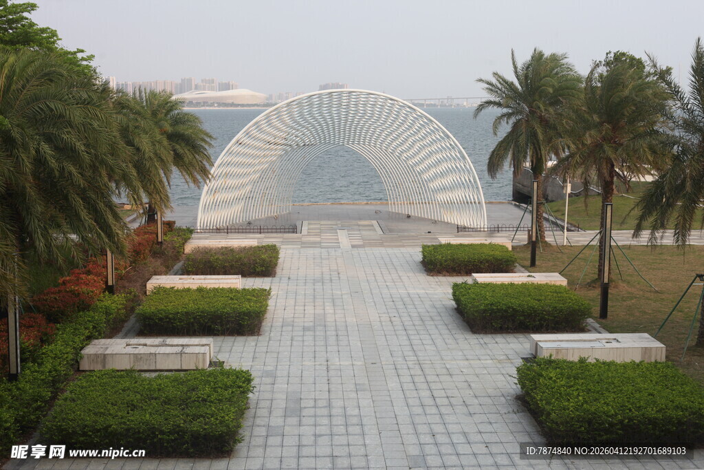 湛江园林景观中的拱形建筑与绿植