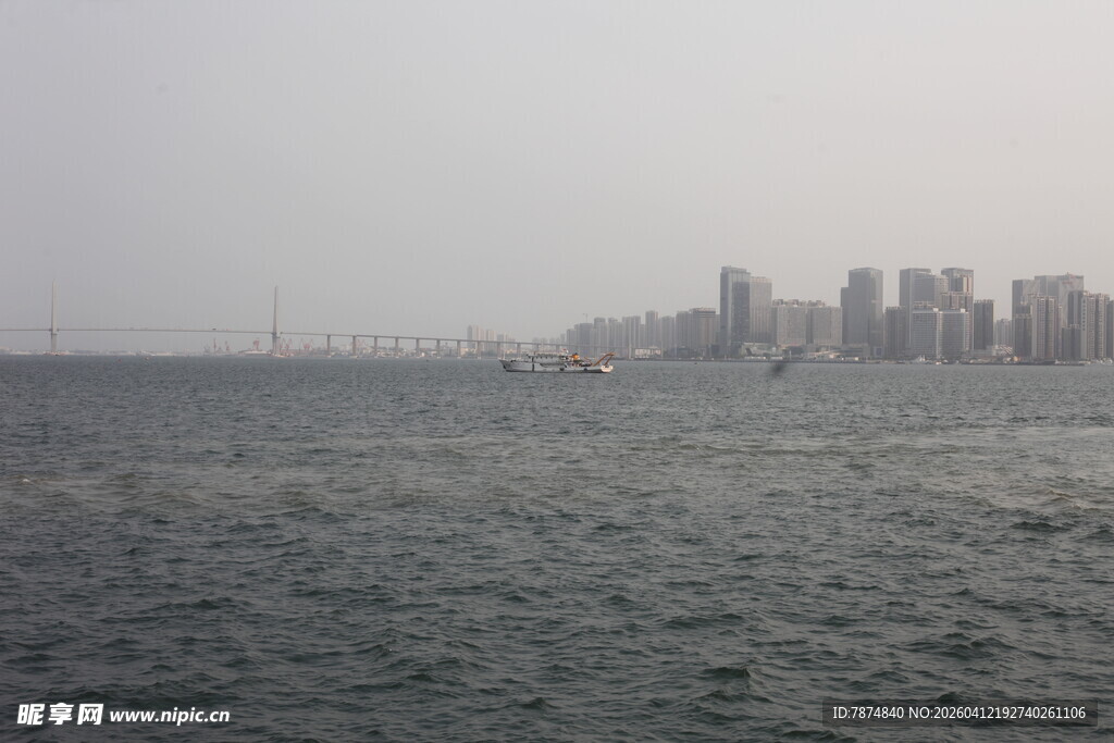 湛江海上远眺城市建筑群