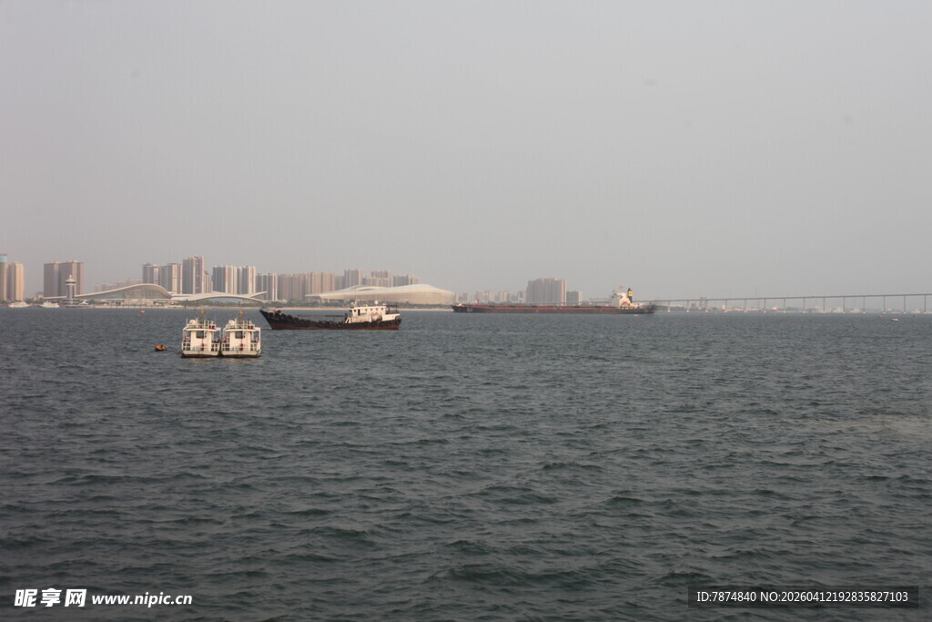 湛江海上船只与远处城市景观